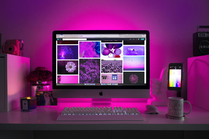 Diseño web SEO Madrid ordenador rosa